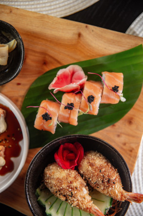 Restaurante oferece comida japonesa junto de shows musicais