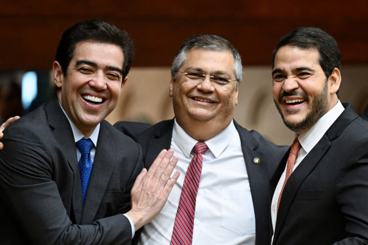 O ministro da Justiça do Brasil, Flavio Dino (C), o advogado-geral da União, Jorge Messias (R), e o presidente do Tribunal de Contas da União, Bruno Dantas, são fotografados durante a posse do juiz do Supremo Tribunal Federal, Luis Roberto Barroso(Foto: EVARISTO SA / AFP)