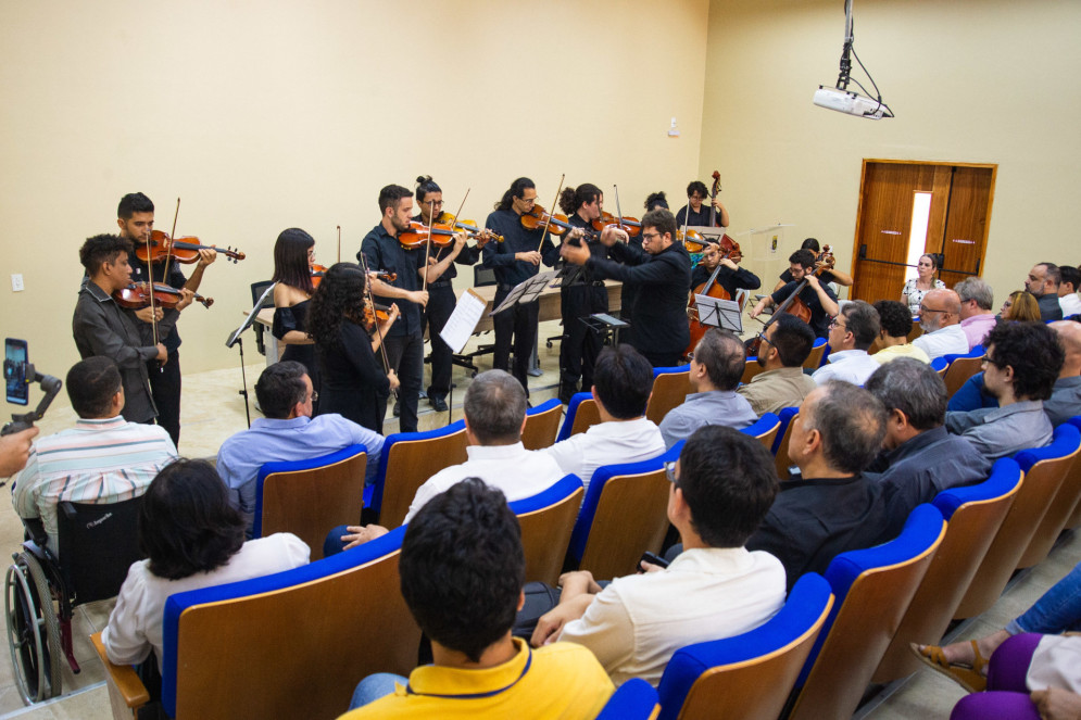 Apresentação musical no auditório do Campus de Itapajé(Foto: Arlindo Barreto)