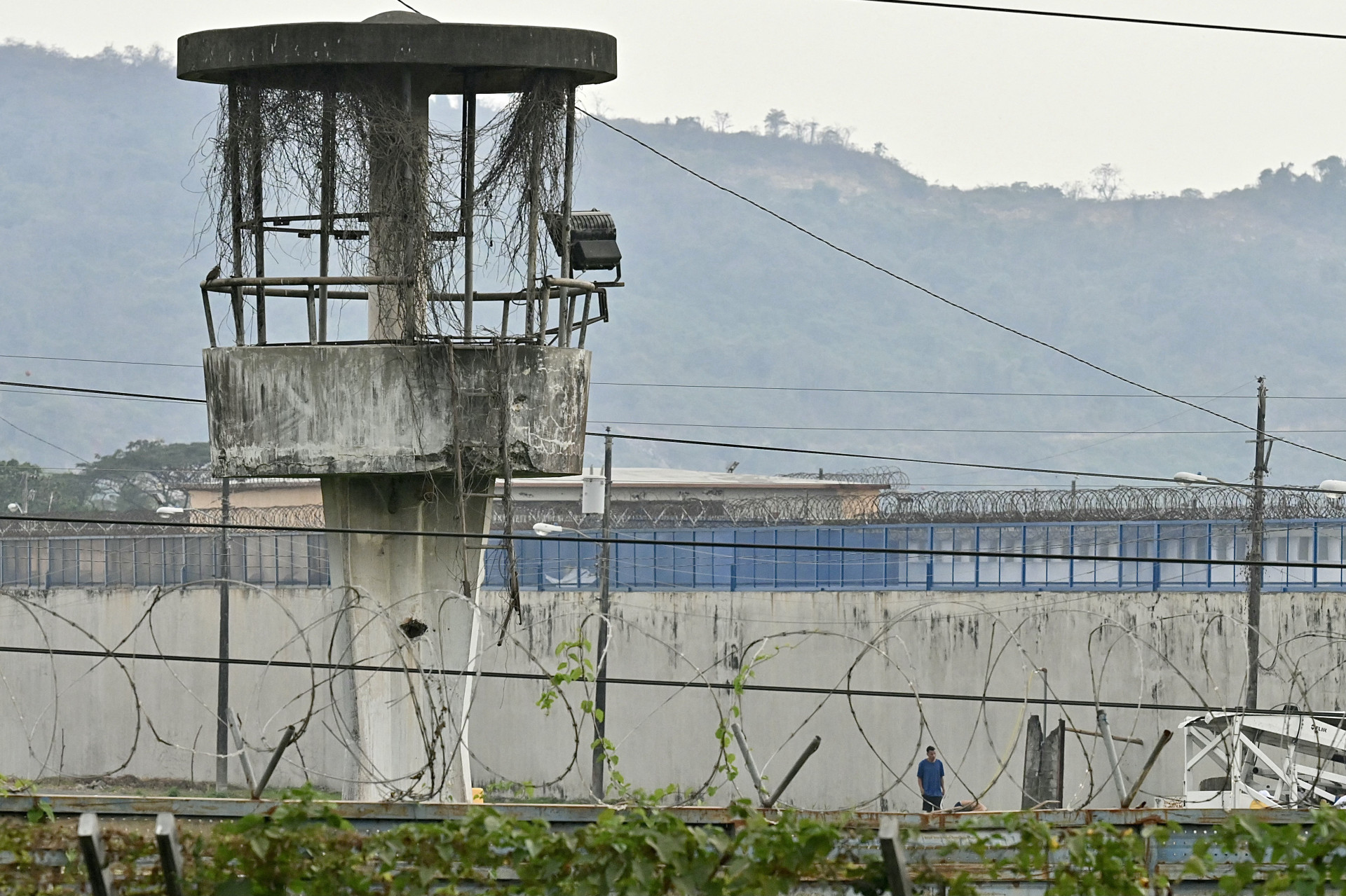 Vista de torres de vigia abandonadas dentro do perímetro da prisão Guayas 1, em Guayaquil, Equador, em 7 de outubro de 2023 (Foto: STRINGER / AFP)