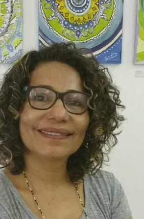 A psicóloga clínica Aparecida Estanislau é mestranda em Antropologia pela UFC/Unilab e pesquisa temas como feminismo negro, violências familiares e artepsicoterapia(Foto: Acervo pessoal/Aparecida Estanislau)