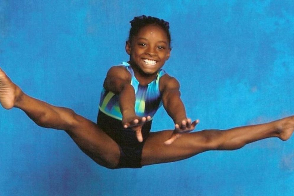 Ainda pequena, Simone Biles recebeu o diagnóstico de Transtorno de Déficit de Atenção com Hiperatividade (TDAH) e já adulta costuma falar abertamente sobre o assunto(Foto: Simone Biles childhood photos/Olympian in the Making)