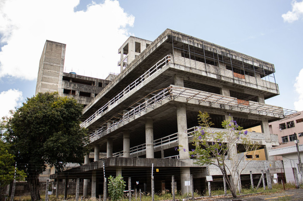 Oito dos dez pavimentos projetados para o novo hospital universitário já foram construídos(Foto: Gutierrez Reges)