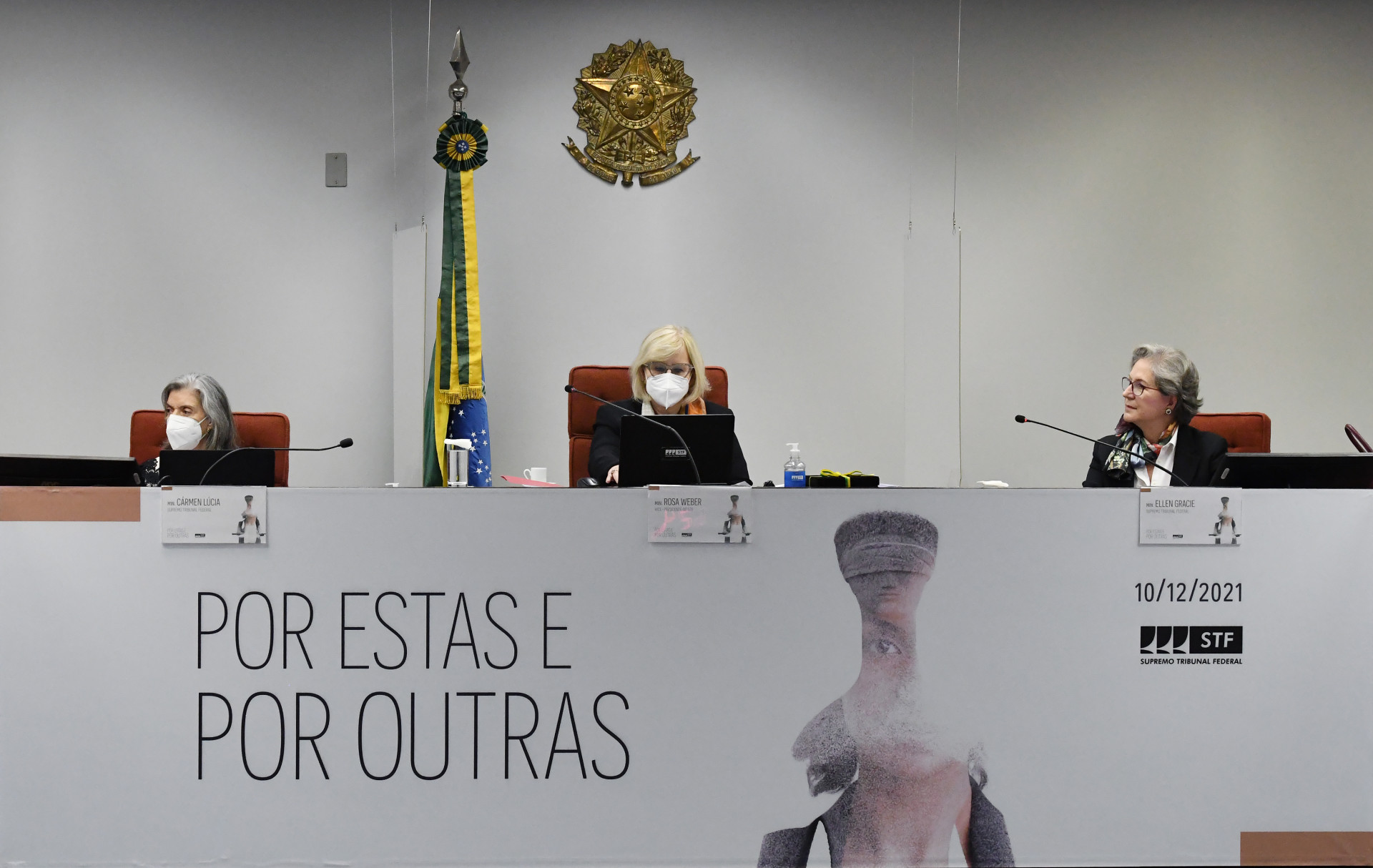 As ministras Cármen Lúcia, Rosa Weber e a ministra aposentada, Ellen Gracie participam do seminário "Por estas e por outras", em dezembro de 2021, com o objetivo de debater a justiça pelo olhar de mulheres(Foto: Carlos Moura/STF)