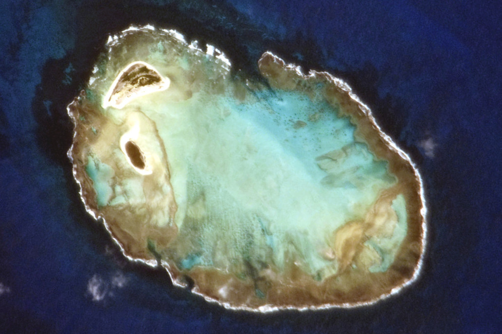 O Atol das Rocas é o único atol do oceano atlântico sul.(Foto: Image Science and Analysis Laboratory, NASA-Johnson Space Center)