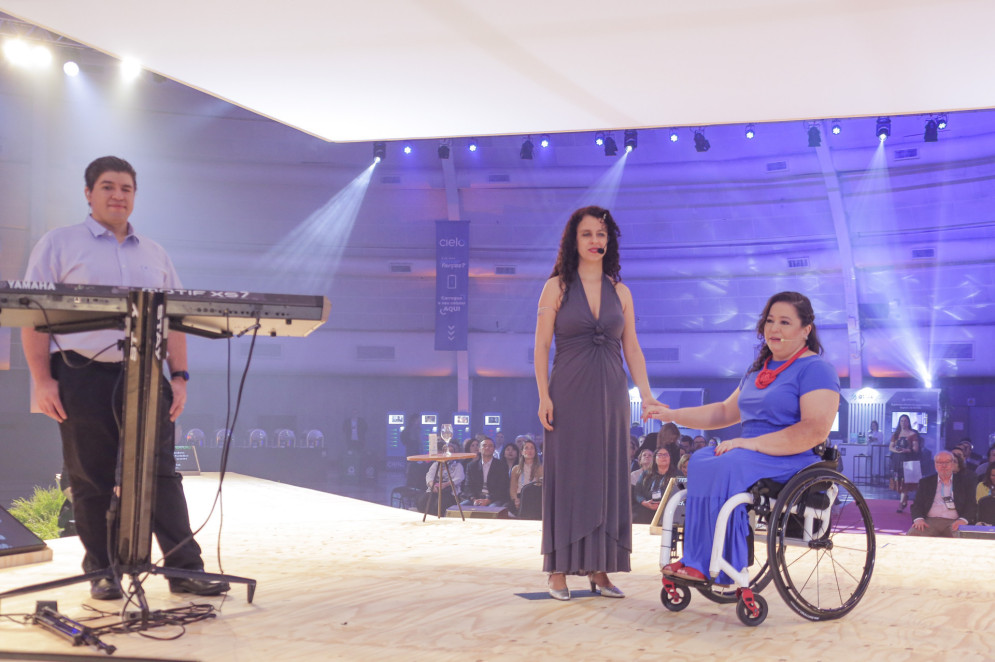 O musicista cego, Luan Richard, a cantora Sara Bentes, que interpretou o Hino Nacional em Libras, e a empresária cadeirante Carolina Ignarra, que foi a mestre de cerimônia do 24º Congresso do IBGC(Foto: Hara Fotógrafo/Divulgação IBGC)