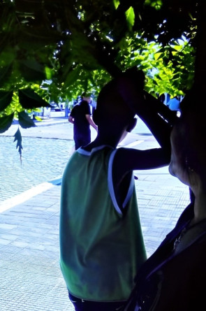 Gabriel ocupou os bancos e as sombras da Praça do Ferreira, no Centro de Fortaleza. Ele chegou na praça no dia 24 de dezembro de 2017, na véspera do natal e de seu aniversário de 13 anos.(Foto: Arquivo Pessoal)