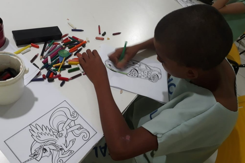 Admitido no No Hospital Infantil Filantrópico (Sopai) em 2019, o desenho e a pintura eram atividades constantes para Gabriel nos abrigos(Foto: Arquivo Pessoal)