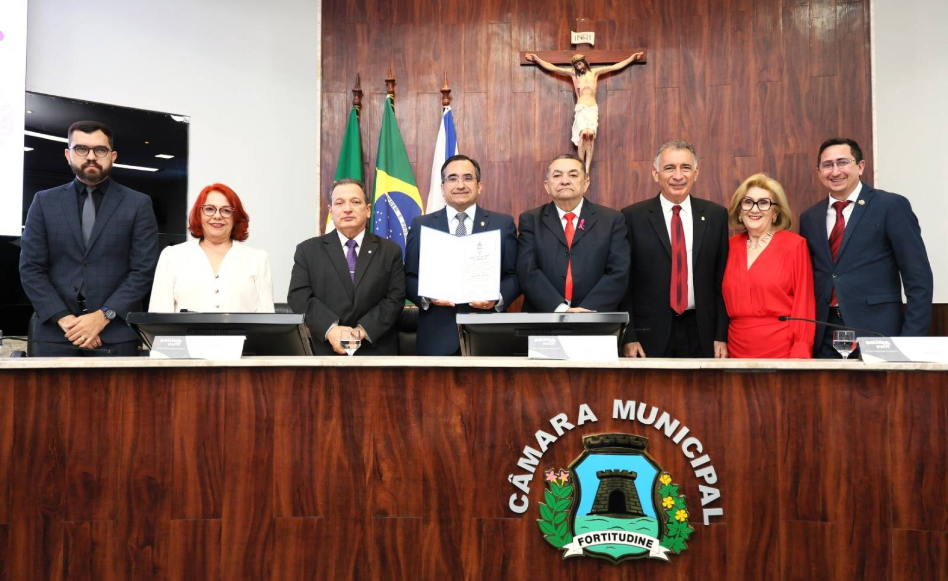 Mesa da cerimônia: Felipe Souza, desembargadores Vanja Fontenele e Durval Maia (presidente do TRT7) Jardson, vereador Dr. Vicente, Artur Bruno, Socorro França e Roberto Victor (Foto: arquivo pessoal)