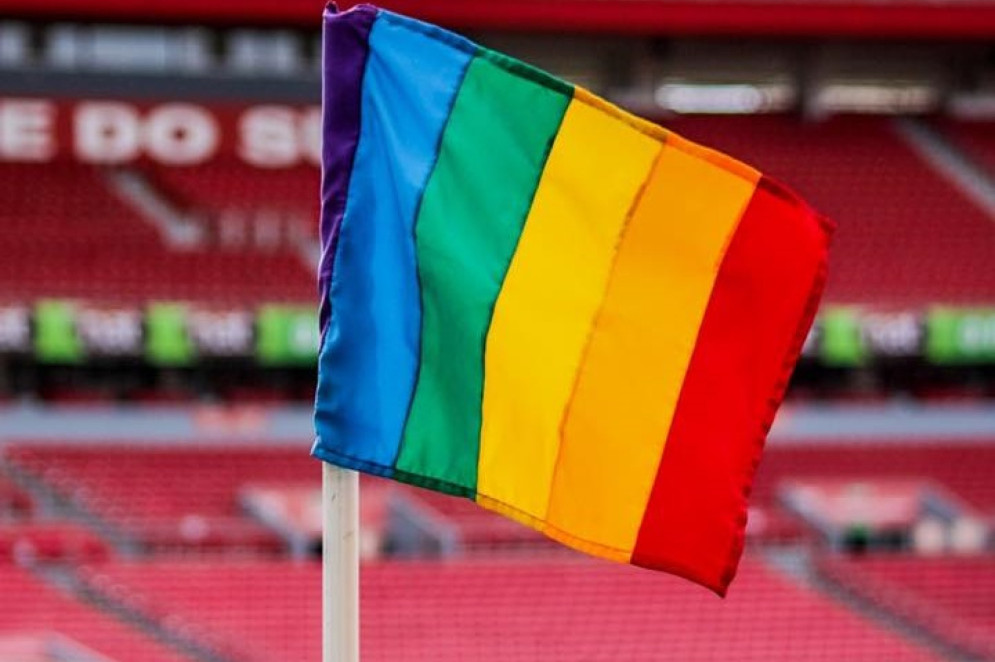 Bandeira arco-íris no jogo do Internacional contra o América-MG, em 2021, quando clubes de futebol se manifestam no Dia do Orgulho LGBTQIA   (Foto: SPORT CLUB INTERNACIONAL/DIVULGAÇÃO/JC)