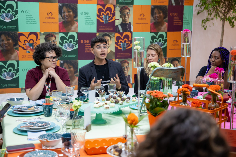 Ao centro, o estudante de Aracaju, Serguipense, Rafael Souza Gama, 17, do Centro de Excelência Atheneu Sergipense. A escola faz parte das unidades que recebem incentivos da marca Crer Para Ver. O estudante passou numa seleção e para estudar em Harvard, nos Estados Unidos(Foto: Andre Velozo/ Divulgação Natura)