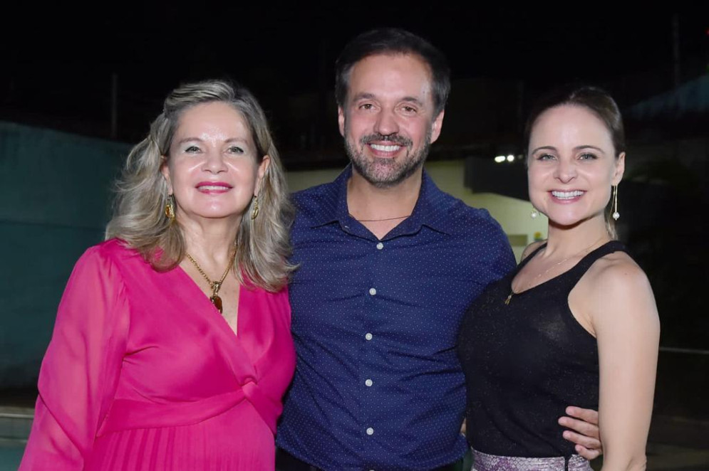 Bel Sá Cavalcante com Fernando Novaes e Ana Virgínia Furlani, noivos deste sábado(Foto: arquivo pessoal)