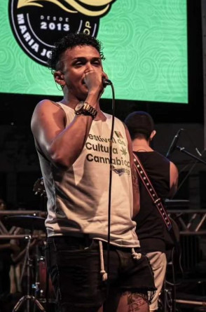 O educador e artista de rua Cristiano Rodrigues, conhecido como Poesia Viva, é militante da Marcha da Maconha em Fortaleza(Foto: Cristiano Rodrigues/Acervo pessoal)