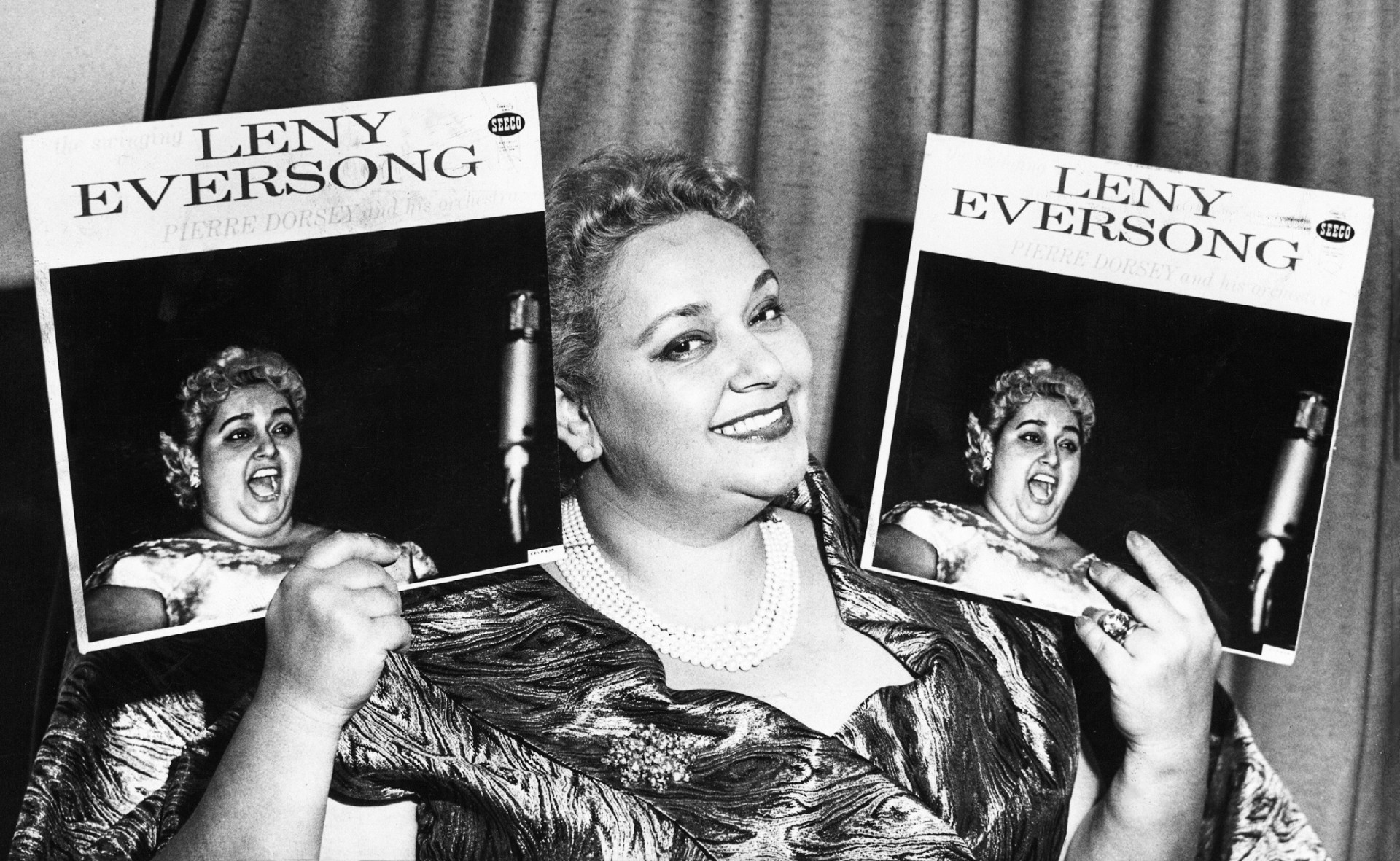 Leny Eversong com seu segundo disco 
lançado no mercado norte-americano, em 1958 (Foto: Divulgação Sesc/ Acervo Pessoal Leny Eversong)
