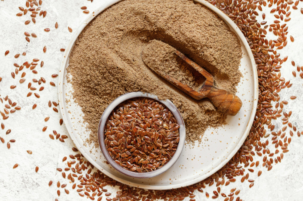 Farinha de sementes de linhaça está na lista dos alimentos saudáveis em dieta para pessoas maduras(Foto: Adobe Stock/katrinshine)