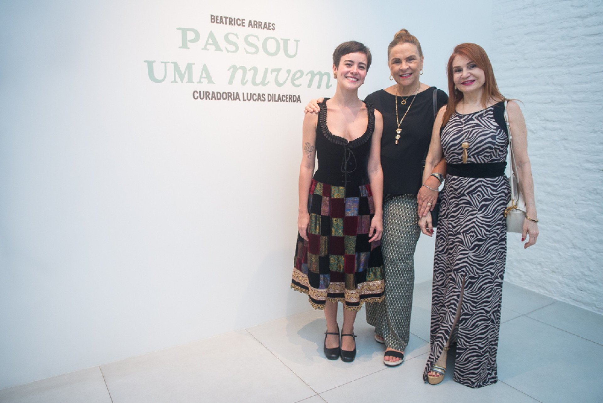 (Foto: CLOVIS HOLANDA E DIVULGAÇÃO )Artista com Beatriz Fiúza e Verônica Colares