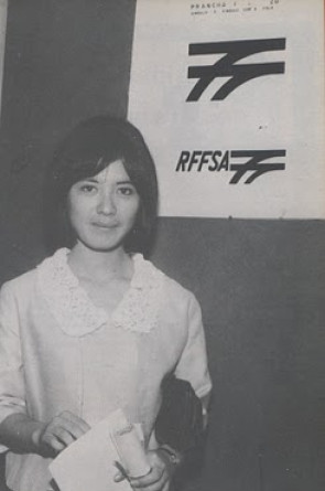 A então estudante de arquitetura Leiko Hama durante a premiação do concurso público realizado em 1966 para escolha da marca-símbolo da RFFSA(Foto: Arquivo/Rede Ferroviária Federal Sociedade Anônima (RFFSA))