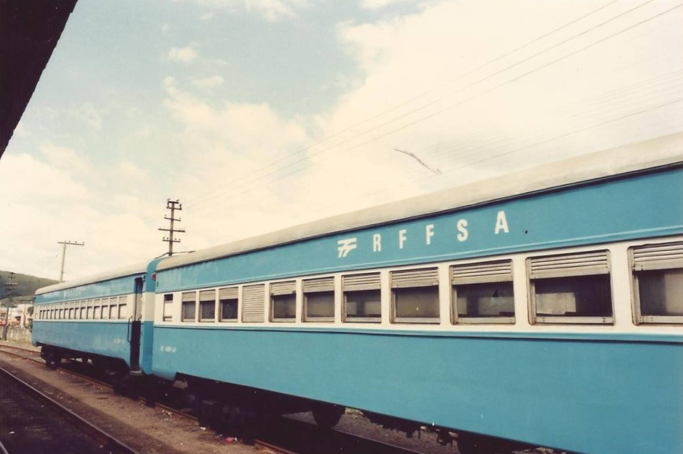 Inaugurada em 1975, a clássica e luxuosa locomotiva de cor azul celeste ficou conhecida por ligar o Cariri a Fortaleza(Foto: Arquivo/Rede Ferroviária Federal Sociedade Anônima (RFFSA))