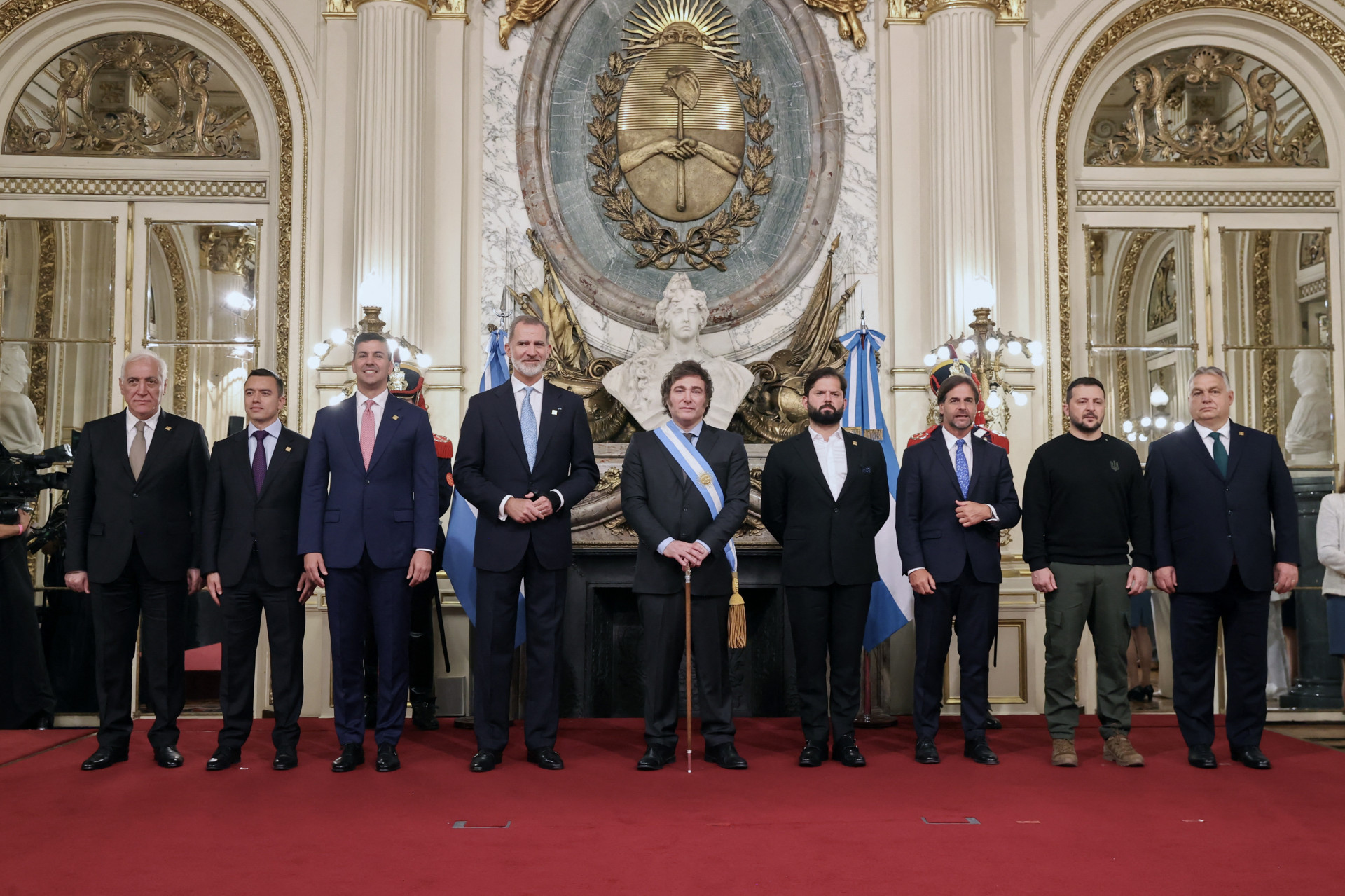 ￼OITO chefes de Estado e Governo 
estiveram na posse de Javier Milei (Foto: JOSE JIMENEZ / CASA DE S.M. EL REY / AFP)