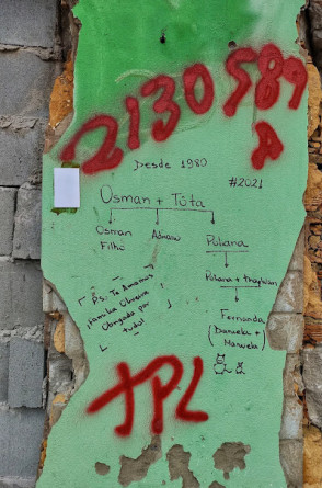 Vítimas do caso Braskem fizeram registros nas paredes das casas antes de as deixarem(Foto: Carlos Eduardo/@cotidiano_fotografico)