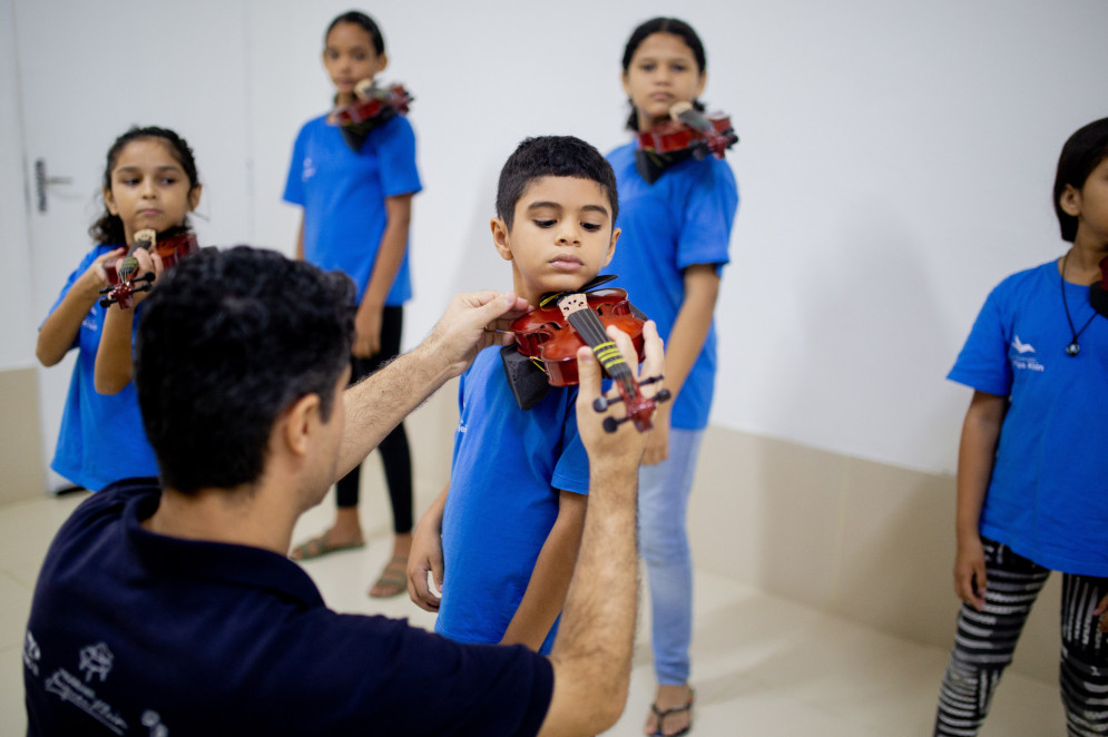 Crianças durante aula de violino no Instituto de Música Jacques Klein(Foto: LN / IMJK)