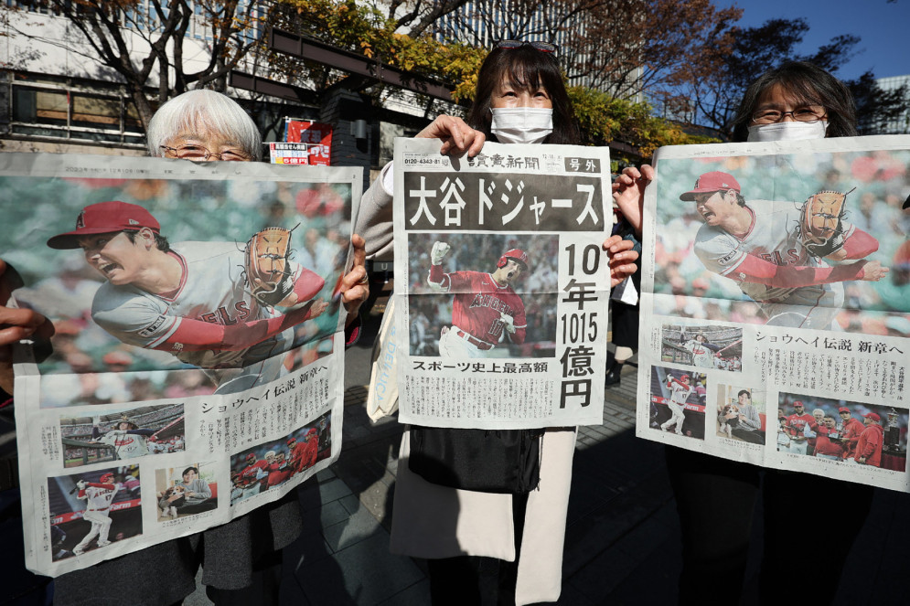 Uma edição extra do jornal diário geral japonês que anuncia que Shohei Ohtani assinou contrato com o Los Angeles Dodgers, equipe da Major League Baseball (MLB)(Foto: STR / JIJI Press / AFP)