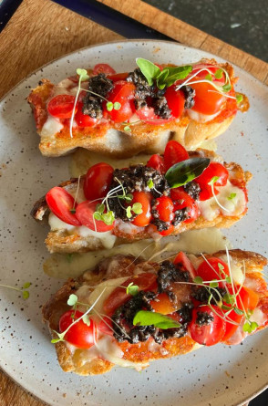  Bruschettas de Tomate e Manjericão e muçarela de búfala, indicação de Edilberto Costa
