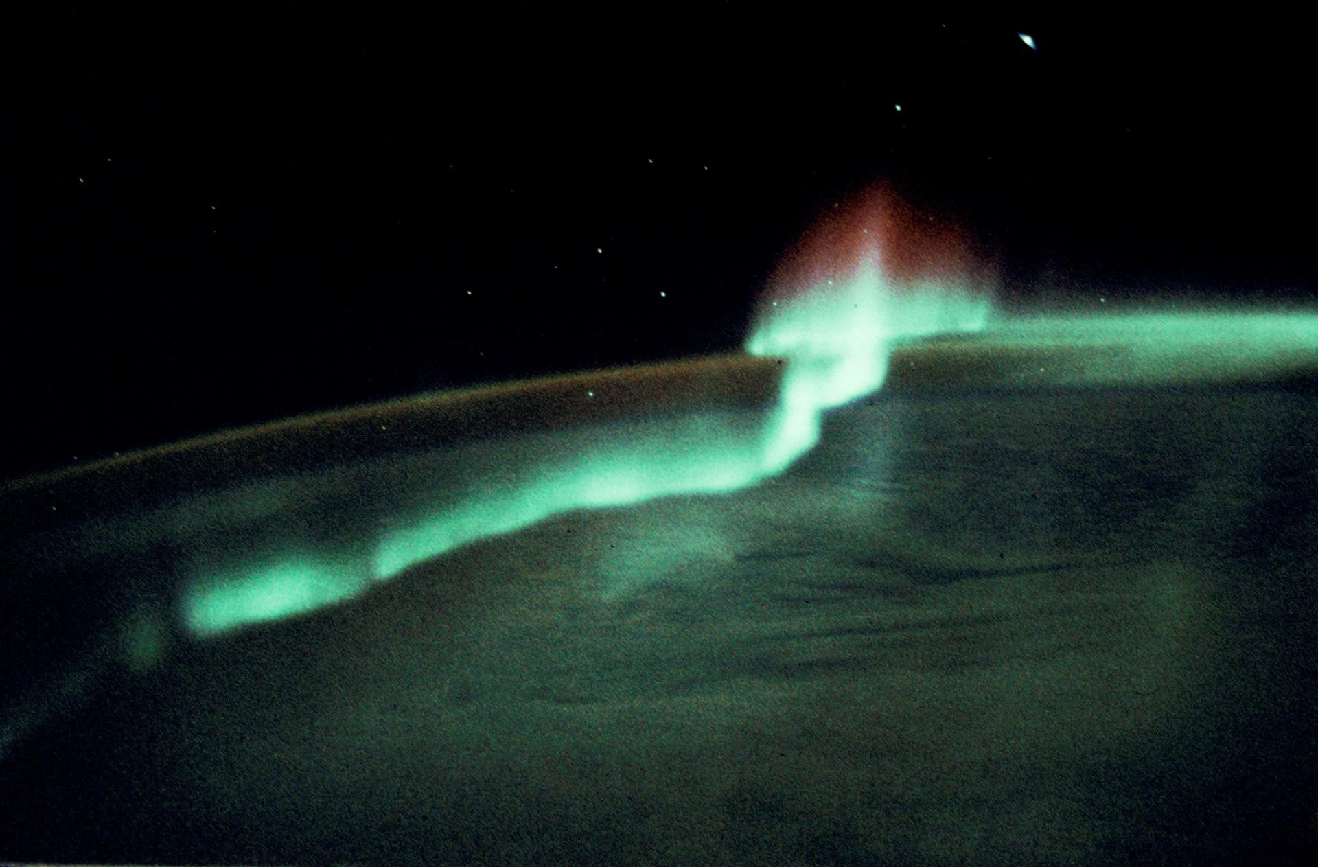 Foto tirada pelo astronauta Robert F. Overmyer, comandante da tripulação, usando uma câmera 35 mm. A cena é de uma aurora no hemisfério sul da Terra, em 1985 (Foto: Robert F. Overmyer/Nasa)