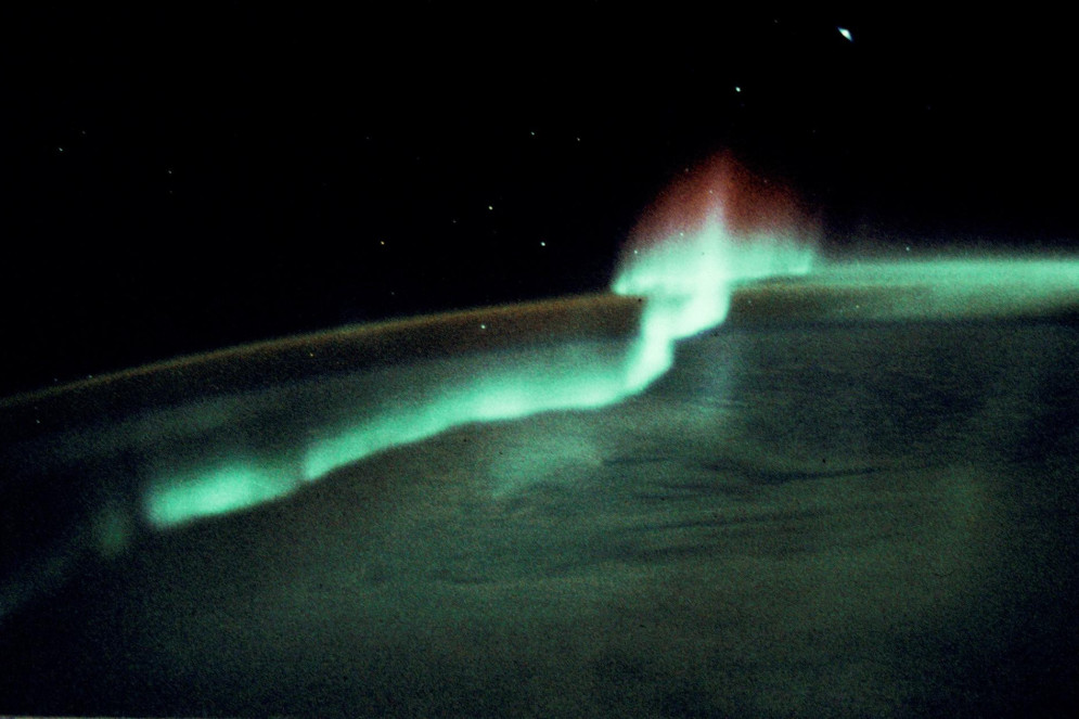 Foto tirada pelo astronauta Robert F. Overmyer, comandante da tripulação, usando uma câmera 35 mm. A cena é de uma aurora no hemisfério sul da Terra, em 1985(Foto: Robert F. Overmyer/Nasa)