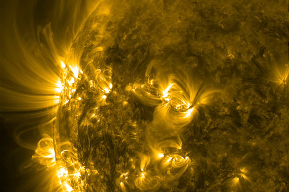 Duas regiões ativas com seus campos magnéticos intensos produziram arcos imponentes e espirais solares em junho de 2014(Foto: Nasa)