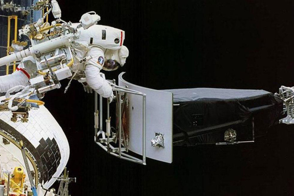 Os astronautas Jeffrey Hoffman e Story Musgrave instalando uma nova câmera fotográfica no Hubble(Foto: Nasa)