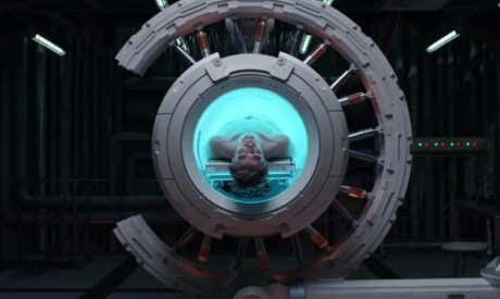 O longa acompanha uma missão de colonização espacial. Descartáveis, funcionários que morrem são substituídos por outros corpos.