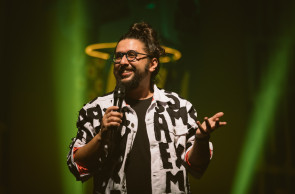 Moisés Loureiro retorna aos palcos em 2024 com espetáculo de humor 