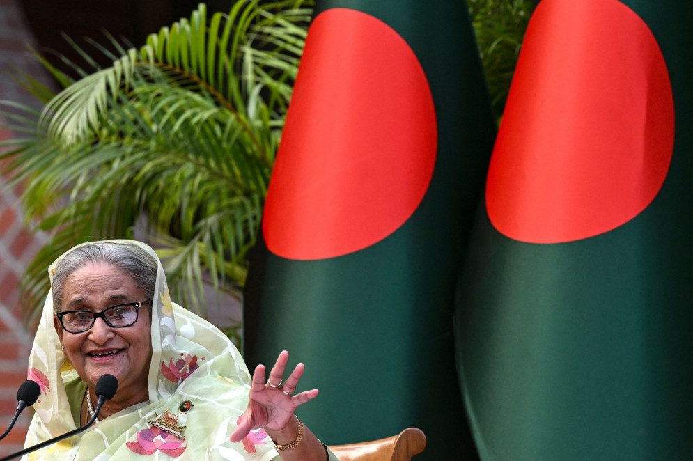 A primeira-ministra de Bangladesh, Sheikh Hasina, fala à imprensa, um dia depois de vencer as 12ª eleições parlamentares, em Dhaka, em 8 de janeiro de 2024.(Foto: INDRANIL MUKHERJEE / AFP)