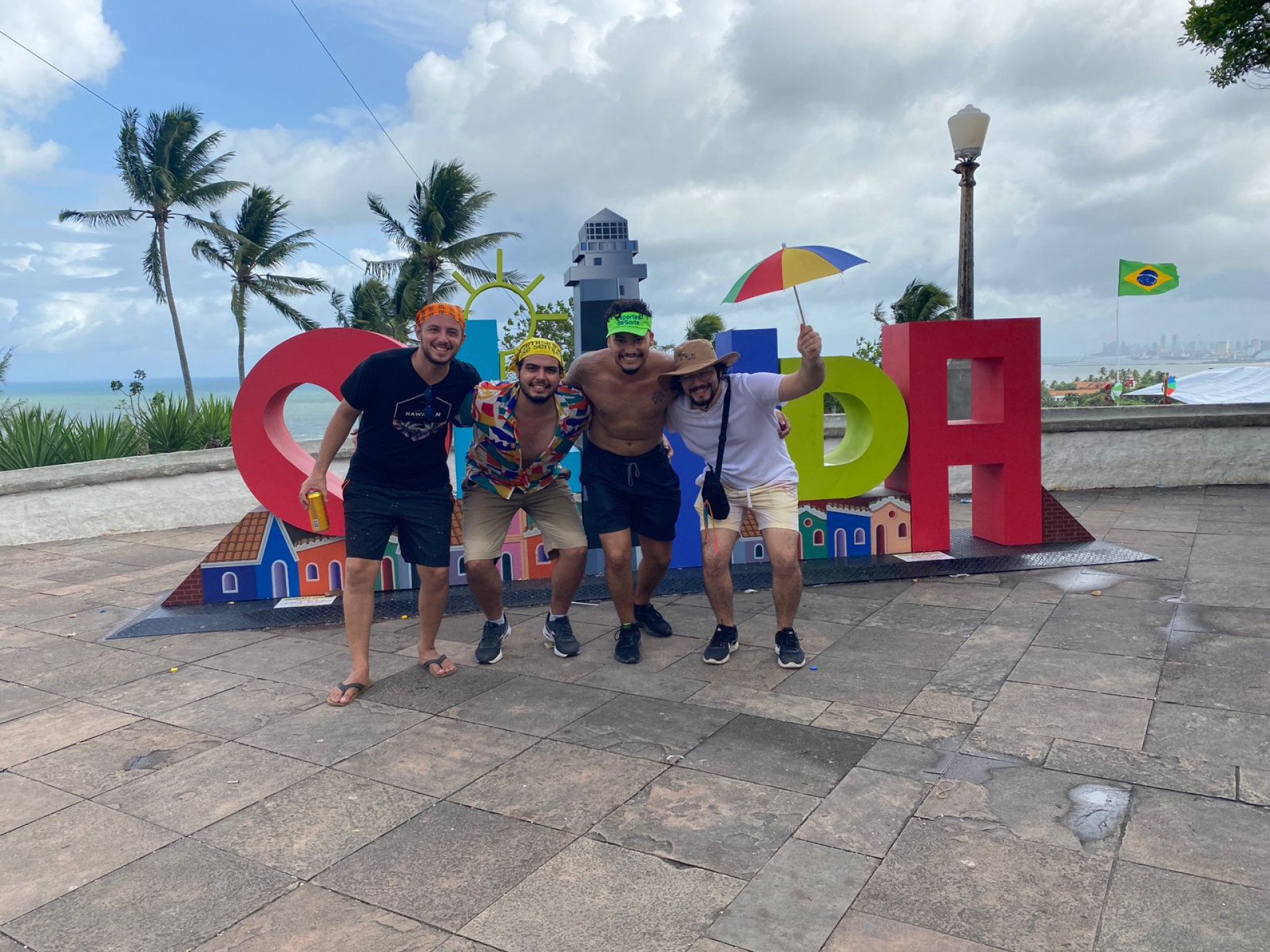 O estudante Thiago Cabral com os seus amigos pelo Carnaval nas ruas de Olinda. (Foto: Acervo Pessoal/ Thiago Cabral)