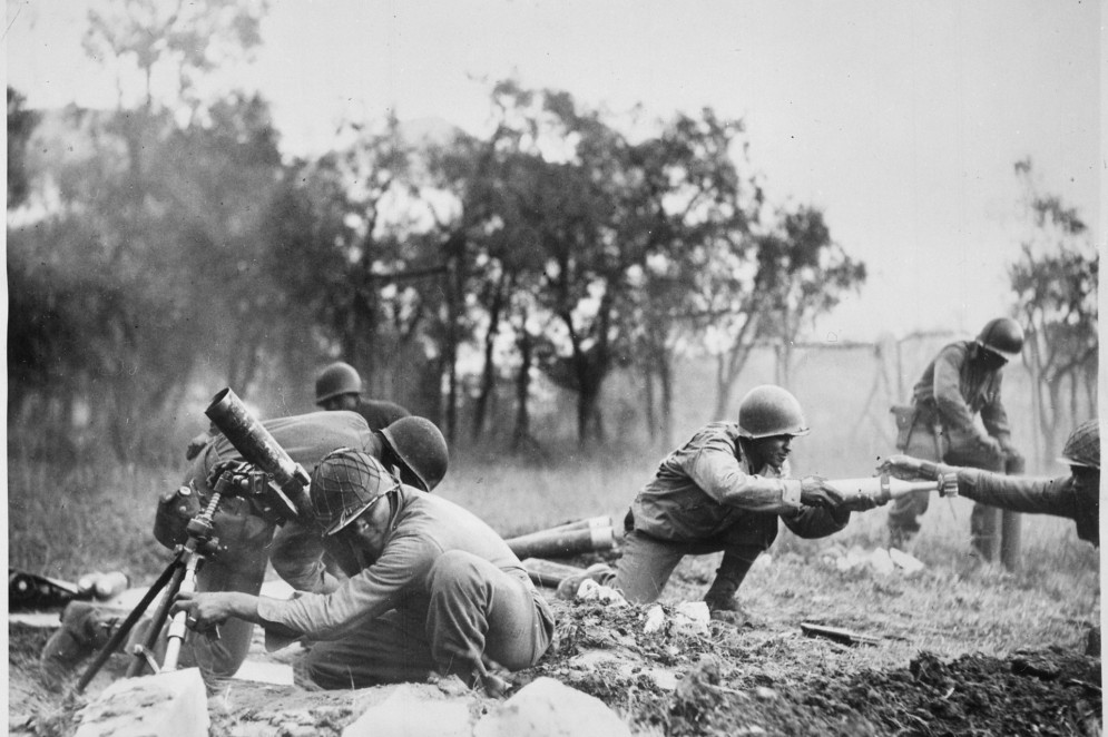 Membros da 92ª Divisão Americana combatendo na Linha Gótica(Foto: U.S. National Archives and Records Administration)