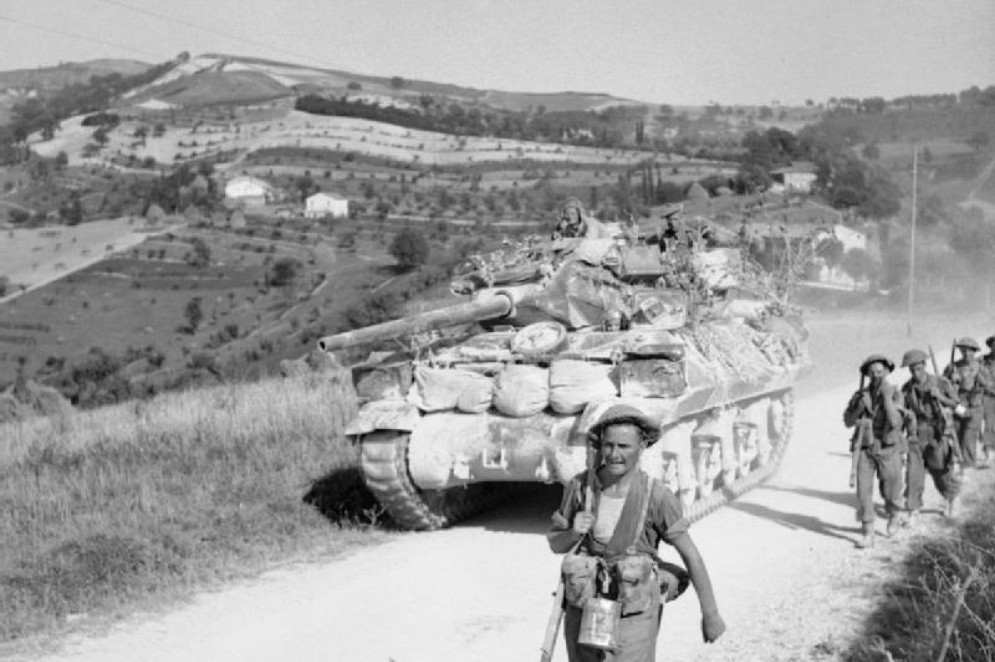 Tropas do VIII Exército Britânico avançam pelo centro-leste da Itália. Agosto, 1944 (Foto: Lupson (Sgt), No 2 Army Film ENTITY_amp_ENTITYPhotographic Unit )