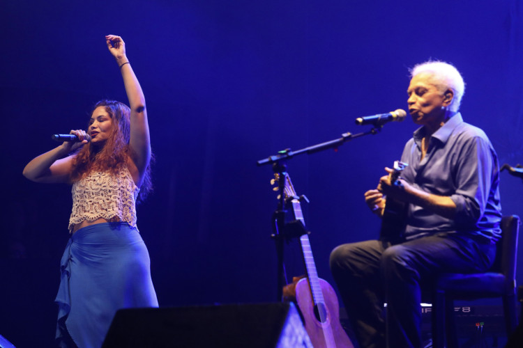 Beatriz Rabello cantou ao lado do pai Paulinho da Viola na Praia de Iracema(Foto: Jarbas Oliveira)