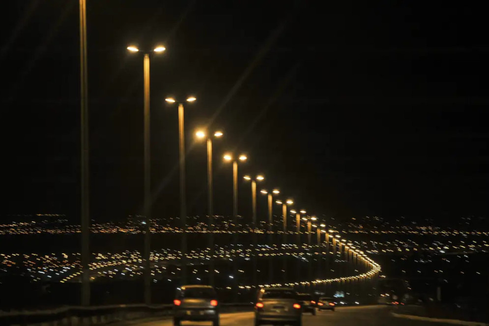 No Brasil, a iluminação pública representa mais de 3% do consumo total de energia elétrica do País, o segundo maior gasto orçamentário para muitos municípios — atrás apenas da folha de pagamento(Foto: Fabio Rodrigues Pozzebom/Agência Brasil)