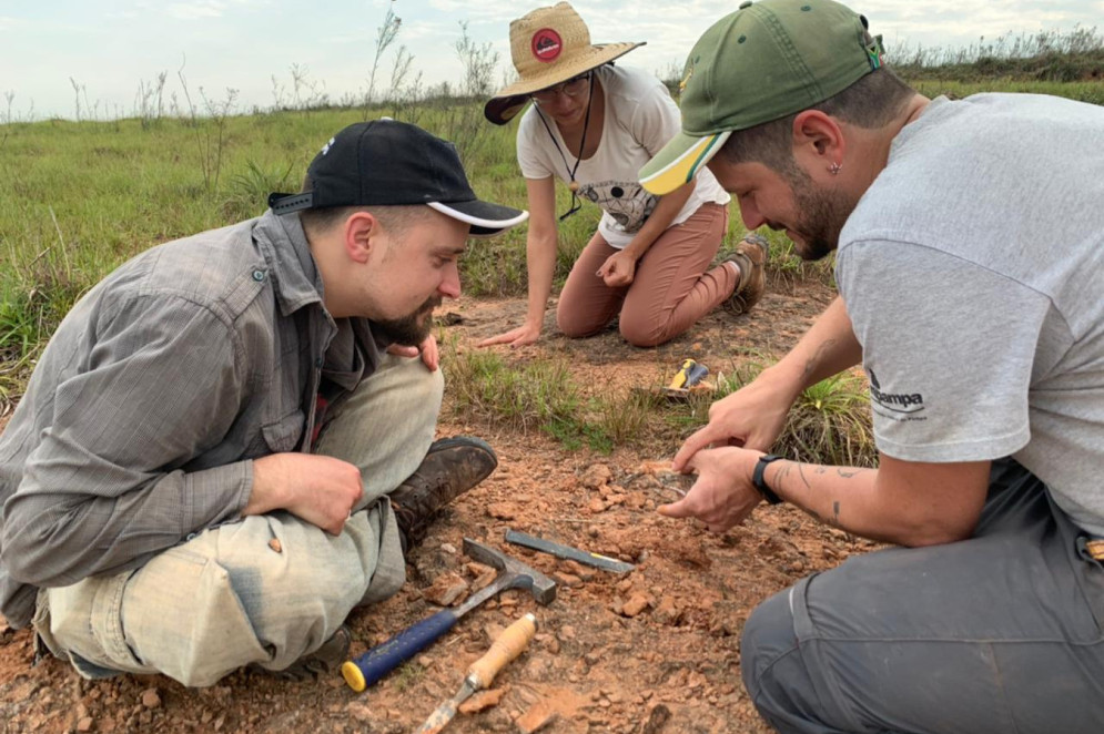 Momento da descoberta do Kwatisuchus, em uma fazenda de Rosário do Sul(Foto: Alice Dias)