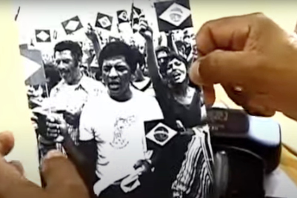 Em "Peões", de 2004, Coutinho devolve a antigos operários do ABC paulista suas fotos em atos do movimento sindical dos anos 80(Foto: Reprodução)
