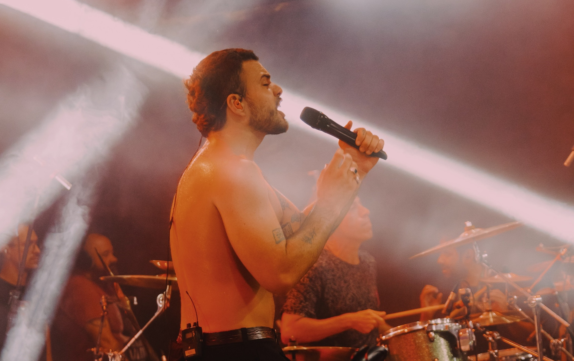 Banda Lagum se apresentou no Complexo Armazém, na Praia de Iracema
 (Foto: BRENO GALTIER/ DIVULGAÇÃO)