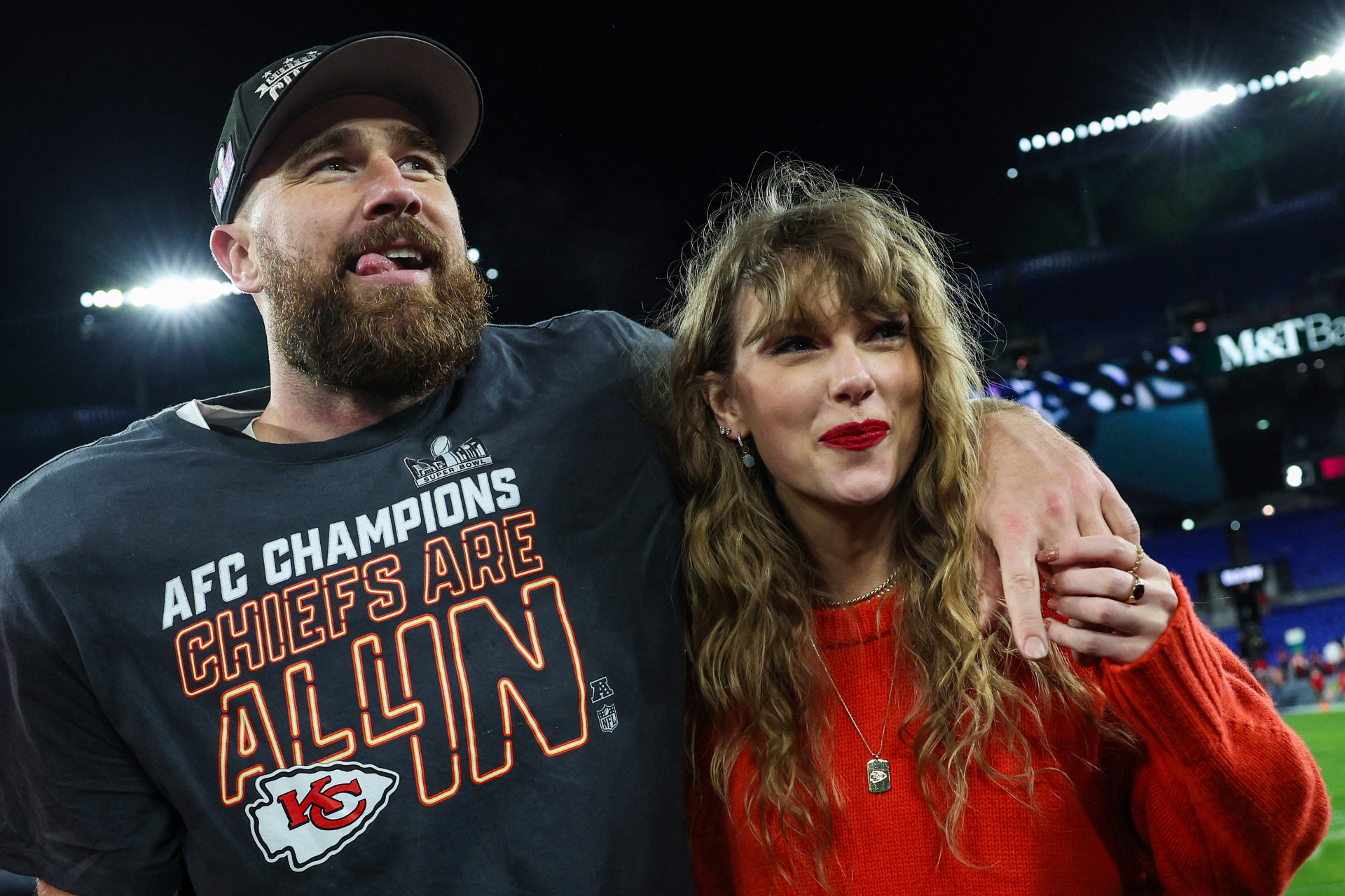 ￼TAYLOR SWIFT e Travis Kelce na mira do trumpismo (Foto: PATRICK SMITH / GETTY IMAGES VIA AFP)