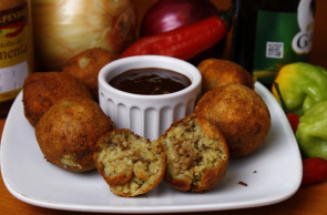 Bolinho de baião de dois com carne de sol, do Alpendre Bar