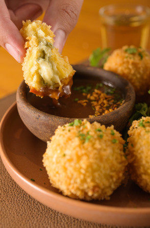 Croqueta de milho com gorgonzola do Raiz Cozinha Brasileira