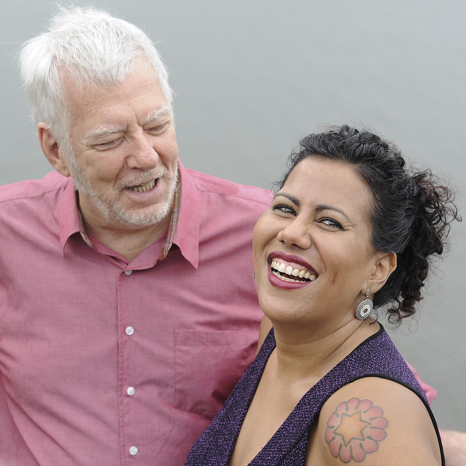 O pianista brasileiro Osmar Milito recebe a cantora hondurenha Indiana Nomma no show 'Unexpected' (Foto: Márcia Moreira/ Divulgação)