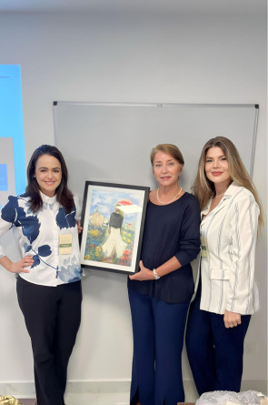 Médicas Fernanda Casaain e Jeovana Mourão com a dermatologista Marisa Gonzaga(Foto: divulgação )