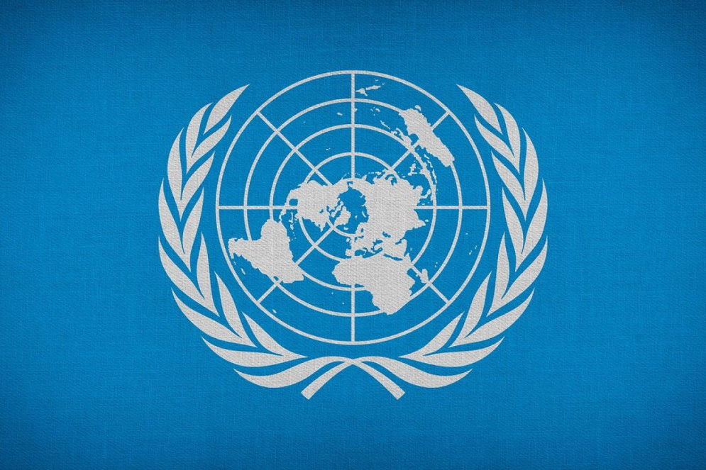 Bandeira da ONU mostra o Mapa-Múndi sobre uma perpectiva que privilegia os países europeus e Estados Unidos(Foto: Miguel Á. Padriñán/Pixabay)