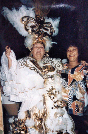 Mocinha e a sambista Marilene Sales, na época grávida da filha Mayara, em 1995(Foto: Bar da Mocinha/Acervo pessoal)