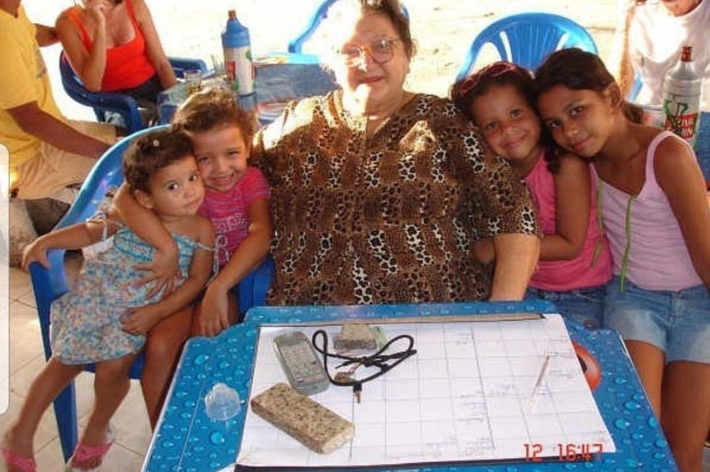 Dona Mocinha, do Bar da Mocinha, cercada de crianças(Foto: Bar da Mocinha/Acervo pessoal)